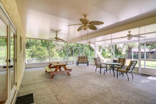 Αίθριο ή υπαίθριος χώρος στο Welcoming Bartow Home Near Family Attractions!