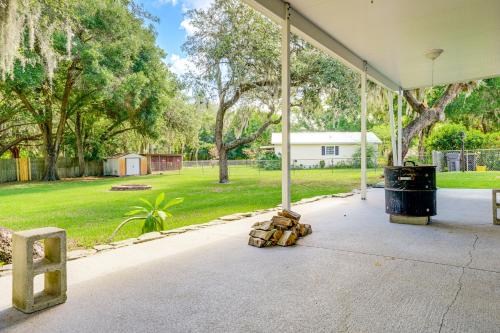 Κήπος έξω από το Welcoming Bartow Home Near Family Attractions!