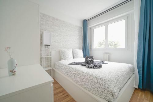 une chambre avec un lit avec un animal en peluche dessus dans l'établissement Spacious 1BR in 10th District, à Paris