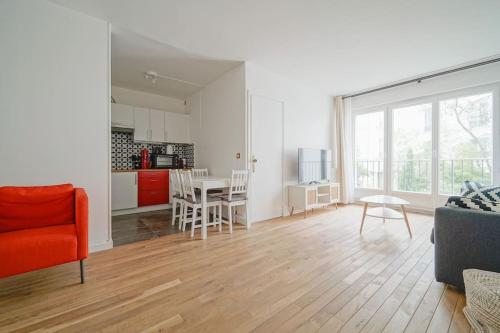 un salon avec un canapé et une table dans l'établissement Spacious 1BR in 10th District, à Paris