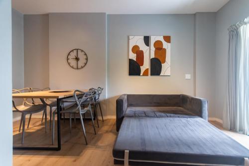 a living room with a table and a couch at Flat Manhattan frente ao Dona Lindu in Recife