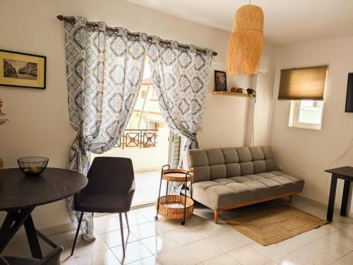 ルートラキにあるA cozy apartment by the seaのソファとテーブルのあるリビングルーム