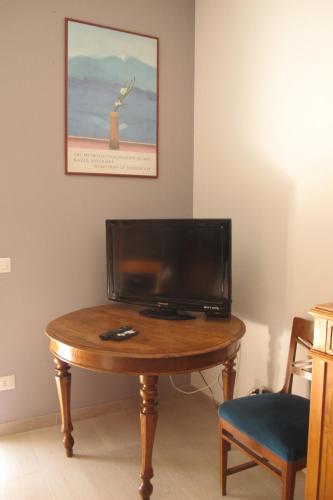 a television sitting on a wooden table in a room at Roma Casetta - Tourist Rooms in Guidonia