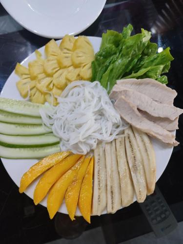 un piatto di alimenti con carne e verdure su un tavolo di Tam Coc Lights Hotel a Ninh Binh