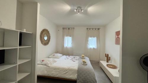 une petite chambre avec un lit et un lavabo dans l'établissement l'Eden de Chris - Maison climatisée au milieu des vignes, à Loriol-du-Comtat