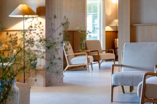 a waiting room with chairs and a table at Colle Alberti Country House in Cerreto Guidi