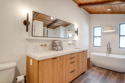 un baño con bañera y lavabo y una bañera y un inodoro en Hot Tub and Game Room Spacious Big Bear Lake Cabin, en Big Bear Lake
