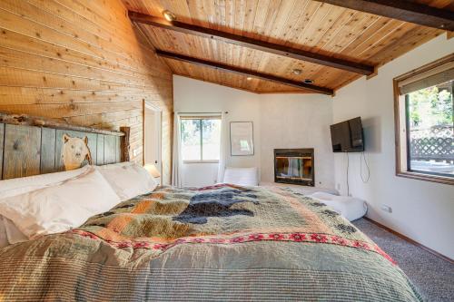 Un dormitorio con una cama grande con techo de madera. en Hot Tub and Game Room Spacious Big Bear Lake Cabin, en Big Bear Lake