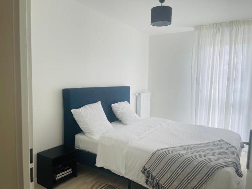 Ένα ή περισσότερα κρεβάτια σε δωμάτιο στο Une chambre propre & confortable dans un appartement moderne à Meaux