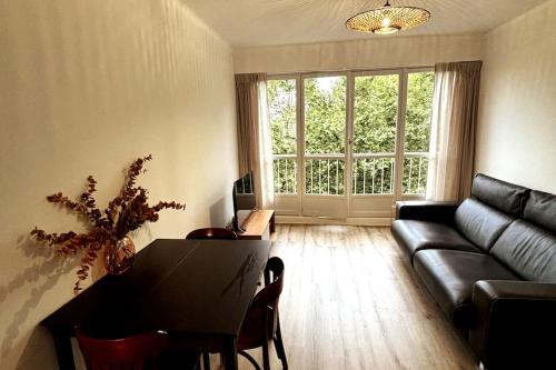 un salon avec un canapé et une table dans l'établissement Cœur de Confluence, à Lyon