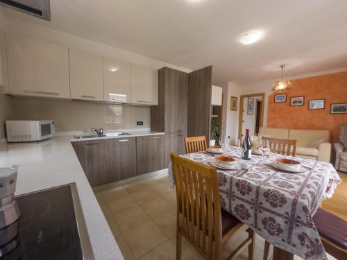 Villa Monari Apartment Morning Sunlightにあるキッチンまたは簡易キッチン