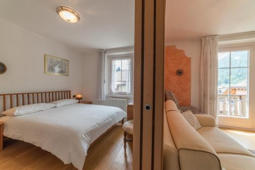 コゴロにあるVilla Monari Apartment Morning Sunlightのベッドとソファのある寝室
