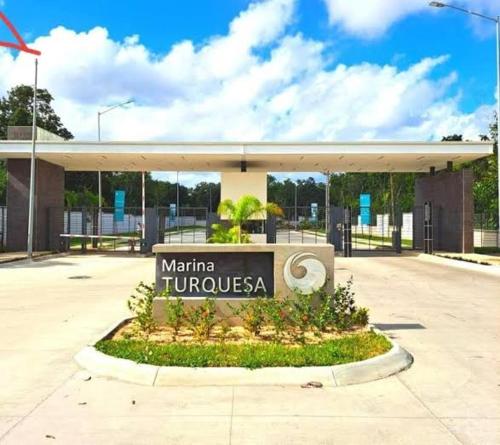 a building with a sign in front of it at Casa de Vacaciones in Cancún