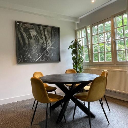 a dining room with a table and chairs at The Cottage in Merelbeke