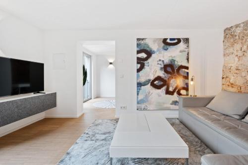 Μια τηλεόραση ή/και κέντρο ψυχαγωγίας στο Modern 1BR Apartment in UNESCO Grund, Luxembourg