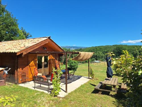 Taman di luar Chalets du Bois de Vache