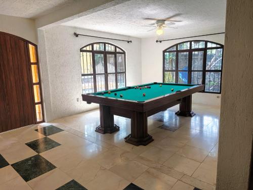 Una mesa de billar en CasonaPalmira