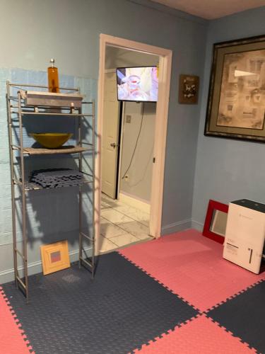 Zimmer mit einem TV und einem Zimmer mit einer Etage in der Unterkunft Cozy Fleure place in Lawrenceville