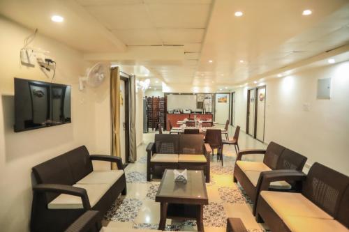 TV a/nebo společenská místnost v ubytování Pretty Garden View Apartment 3BHK Furnished Flat near Kashi Vishwanath Temple