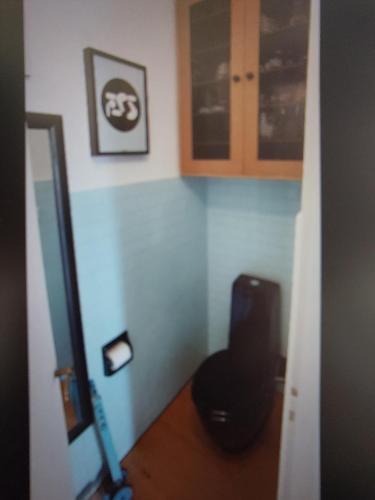 Cette chambre comprend un miroir et une chaise. dans l'établissement le Regina, à Antibes