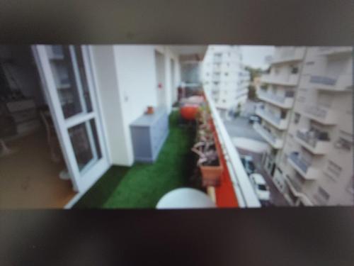 Elle offre une vue sur un balcon d'un bâtiment. dans l'établissement le Regina, à Antibes