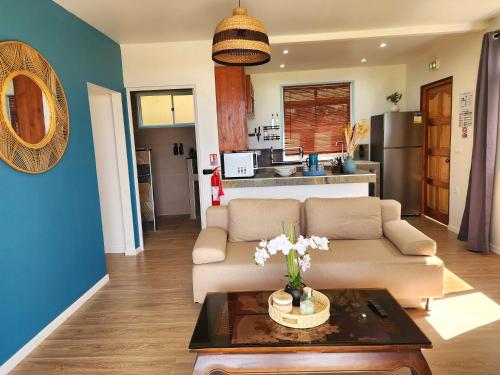 Kuchyň nebo kuchyňský kout v ubytování Duplex en bord de mer Fare Tahitea Pension