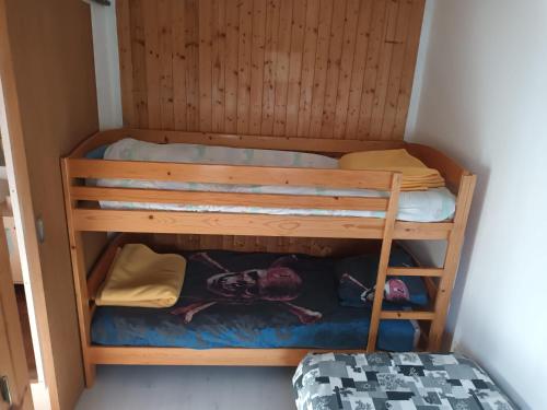 Ce lit superposé se trouve dans un dortoir doté de 2 lits superposés. dans l'établissement Gîtes de la Verne, à Beaurepaire