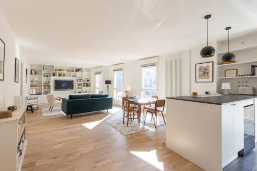 un salon avec une cuisine et une salle à manger dans l'établissement Appartement Hyper Centre Parking Privée, au Mans