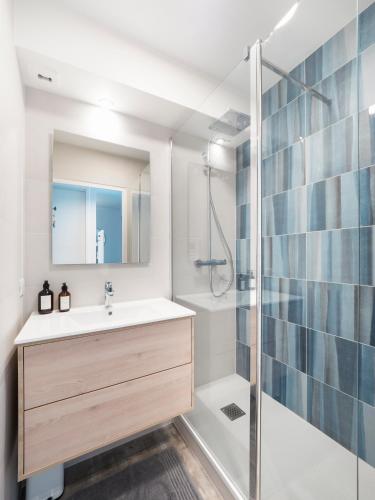 une salle de bain avec un lavabo et une douche dans l'établissement Studio luxe vue panoramique baie La Baule, à La Baule