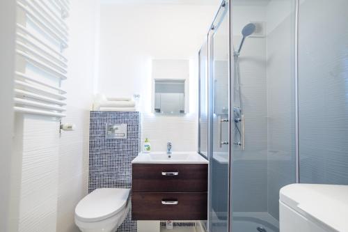 y baño con aseo, lavabo y ducha. en Apartament Grójecka Korotyńskiego en Varsovia