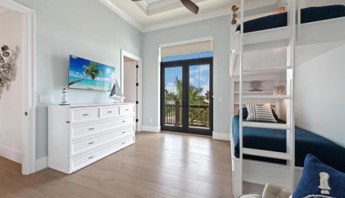 ein Schlafzimmer mit einem Etagenbett und ein Schlafzimmer mit einem Bett in der Unterkunft Quintara Luxe in Marco Island