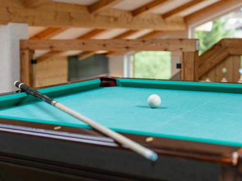 a cue and a ball on a pool table at Apart33 Top 1-33 Penthouse in Haus im Ennstal