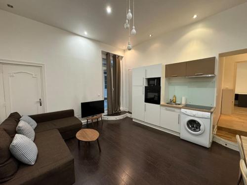 Awesome 2BR 5 min to Arc de Triomphe