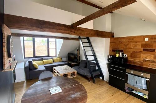 un salon avec un canapé et une table dans l'établissement Beau T2 caractère Vieux Lille ! Matheo, à Lille