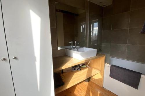 une salle de bain avec un lavabo et un miroir dans l'établissement Beau T2 caractère Vieux Lille ! Matheo, à Lille
