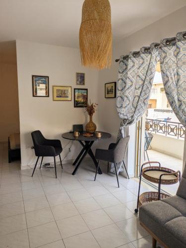 ルートラキにあるA cozy apartment by the seaのテーブルと椅子のあるリビングルーム