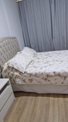 Cama o camas de una habitación en Apartamento mobiliado com ar condicionado em um quarto