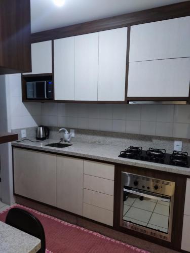 Una cocina o zona de cocina en Apartamento mobiliado com ar condicionado em um quarto