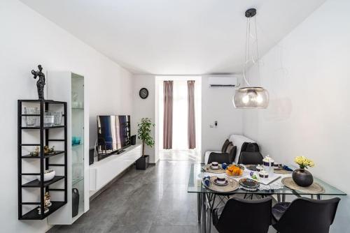 Luxury Modern Condo with Garden near Old Town