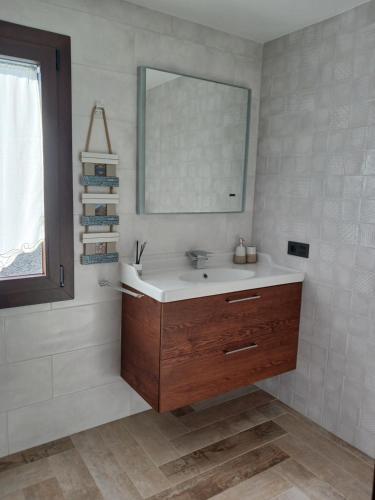 un baño con lavabo y espejo en Casa del Valle 10, en Yaiza