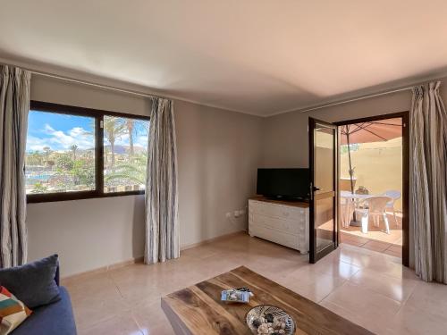 B-Rent Casa Angela pool view