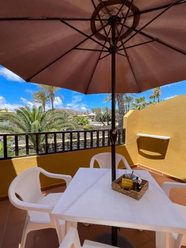 B-Rent Casa Angela pool view