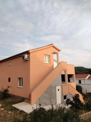 Το κτήριο όπου στεγάζεται  το διαμέρισμα