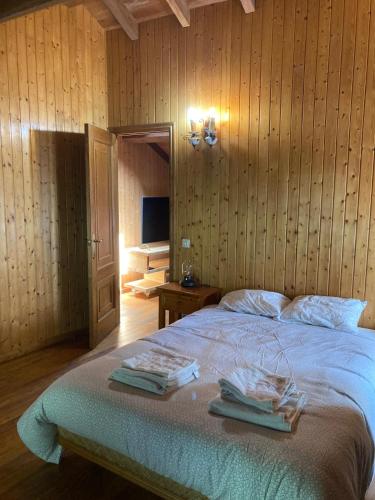 a bedroom with a bed with towels on it at Somiedoeco in Caunedo