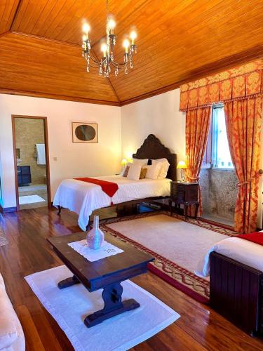 Ένα ή περισσότερα κρεβάτια σε δωμάτιο στο Casas do Rio