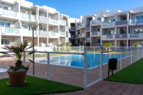 Bazén v ubytovaní B-Rent Corralejo Sun Cerezo Pool alebo v jeho blízkosti