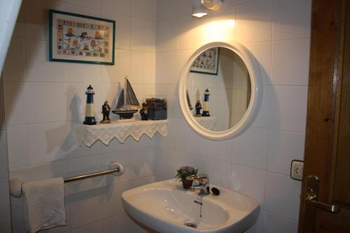 ein Badezimmer mit Waschbecken und Spiegel in der Unterkunft El Corral in Llanes