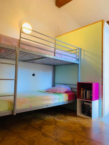 une chambre avec deux lits superposés et une étagère dans l'établissement Surf House avec jardin dans quartier de Standing entre mer et vignes, à Saint-Cyr-sur-Mer