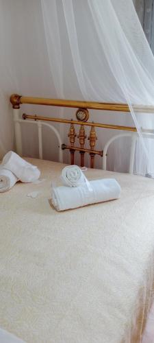 a bed with two towels on top of it at Villa Makris in Zenempisátika