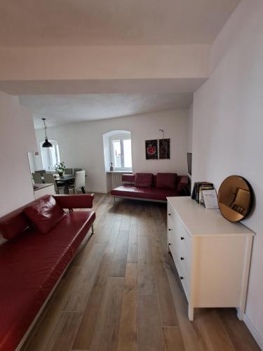 ein Wohnzimmer mit Couch und Tisch in der Unterkunft Vicolo Isola in Dro